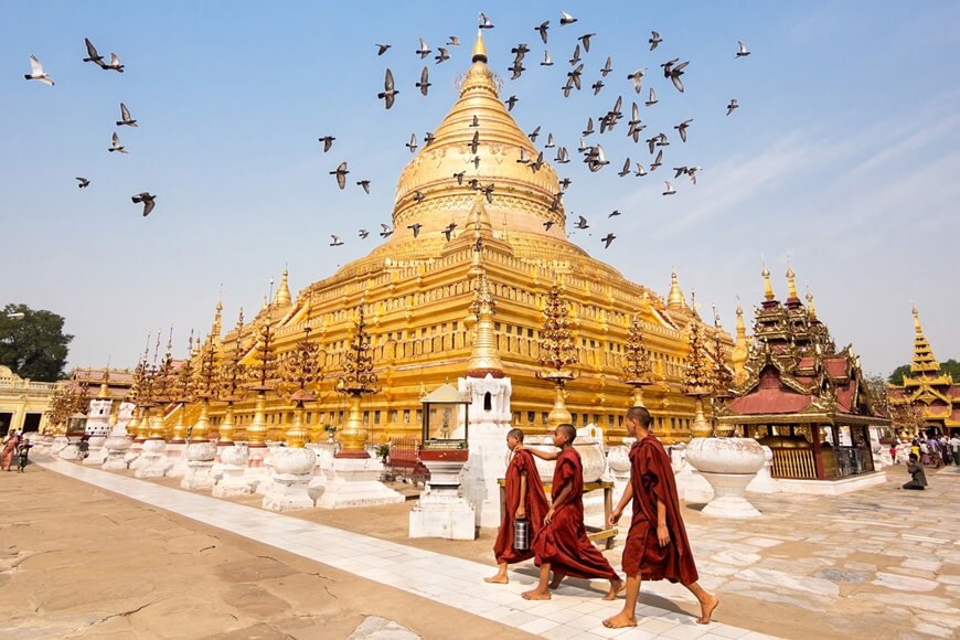 Discovering Shwezigon pagoda in Bagan