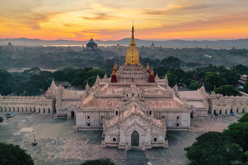 Explore Ananda temple in Bagan