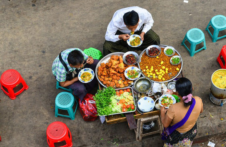 Enjoy food on street like locals